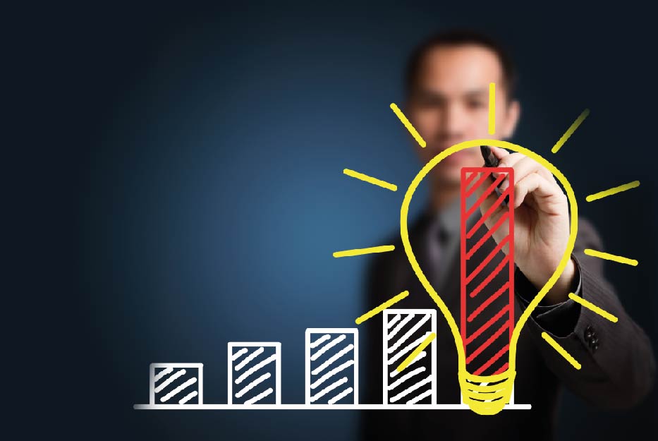 Una persona dibuja una bombilla con un gráfico de barras ascendente en su interior, que simboliza el crecimiento y la innovación.