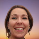 Una persona sonriendo sobre un fondo de cielo con degradado morado y naranja.