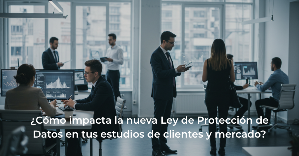 Oficinistas analizando datos en ordenadores, con un texto superpuesto sobre el impacto de las nuevas leyes de protección de datos en los estudios de mercado y de clientes.